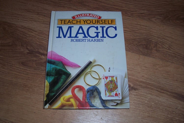 Magic (Illustrated teach yourself)