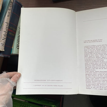 A Milano un Giorno in Piu/That Extra Day in Milan (Italian and English Edition) 