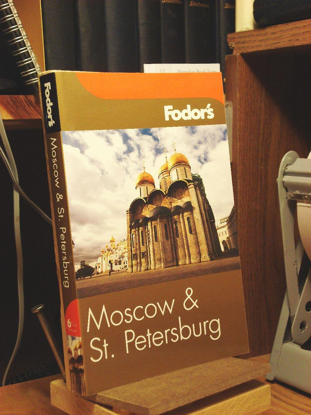 Moscow and St.Petersburg (Gold Guides)
