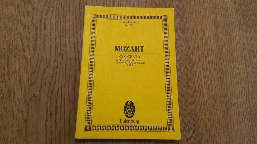 Concerto for Piano and Orchestra: A Major/A-dir/la Majeur K 488. Miniature Score